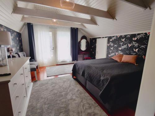 波里的住宿－Villa Vihreä Yyteri，一间卧室设有一张床和一个大窗户