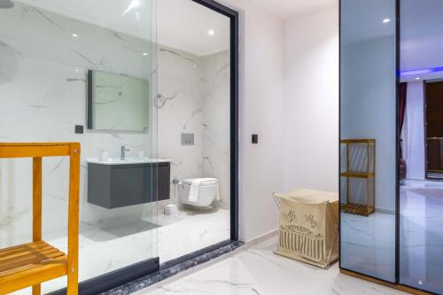 ein Bad mit einem Waschbecken und einem Spiegel in der Unterkunft Villa merysu in Kaş