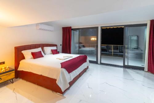 sypialnia z łóżkiem i dużym oknem w obiekcie Villa merysu w Kaş