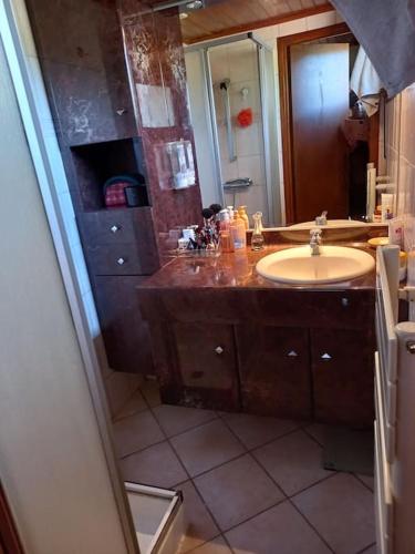 une salle de bain avec un lavabo et un miroir dans l'établissement Maison avec magnifique vue, Gorges du Tarn et Jonte, à Peyreleau