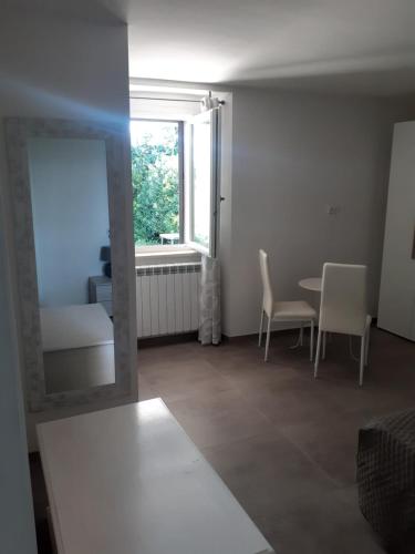 a living room with a mirror and a table and a window at Residence LE DUNE in Ortona