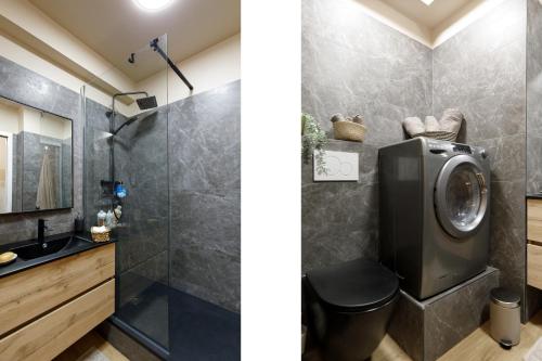 une salle de bain avec une douche, des toilettes et un lavabo dans l'établissement Cannes proche Croisette et palais magnifique appartement 4 couchages, à Cannes