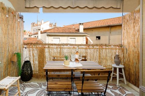 un patio avec une table et des chaises sur un balcon dans l'établissement Cannes proche Croisette et palais magnifique appartement 4 couchages, à Cannes