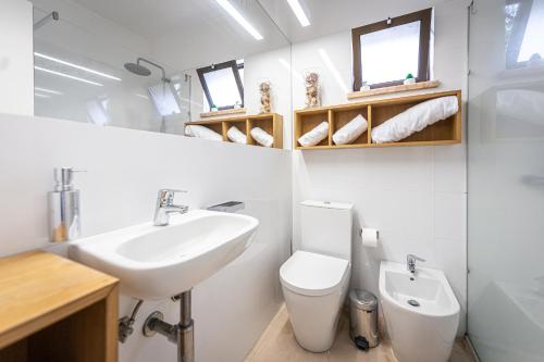 Un baño blanco con lavabo e inodoro. en Casa Mar 4, en Ponta Delgada