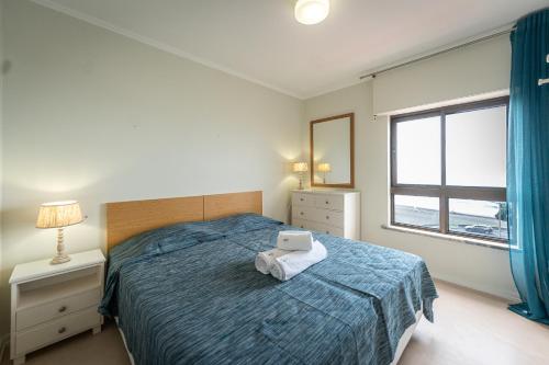 1 dormitorio con 1 cama con ordenador portátil en Casa Mar 4, en Ponta Delgada