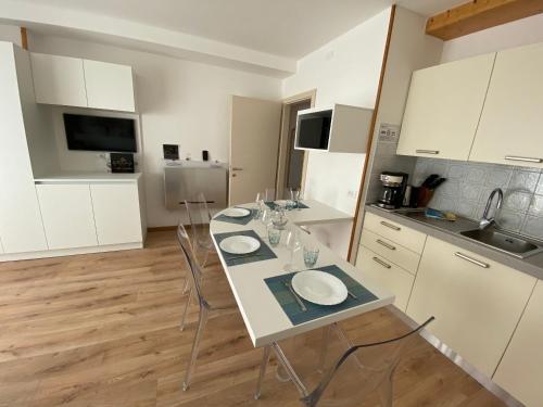eine Küche mit einem Tisch und Stühlen im Zimmer in der Unterkunft Maison Eglantine in Mezzana