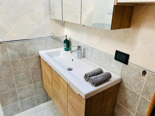 ein Bad mit einem Waschbecken und einem Spiegel in der Unterkunft Suite and Pool in Castion Veronese