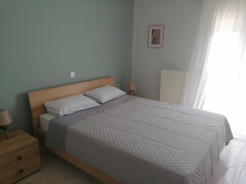 a bedroom with a bed and a window at Konstantina in Néa Thésis
