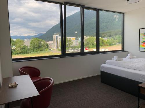 Nespecifikovaný výhled na hory nebo výhled na hory při pohledu z hotelu