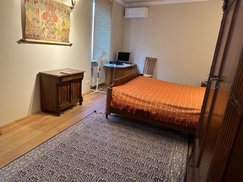 een slaapkamer met een bed en een bureau met een laptop bij Luxury Apartment near City Media Harbour in Düsseldorf