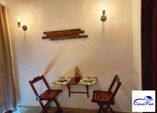 une table et deux chaises dans une pièce dans l'établissement Casa Tua Pipa, à Pipa