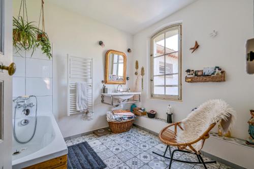 une salle de bain avec une baignoire et un lavabo dans l'établissement Haut de Villa à 300m des plages, à La Ciotat