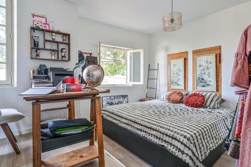 une chambre avec un lit et un bureau dans l'établissement Haut de Villa à 300m des plages, à La Ciotat