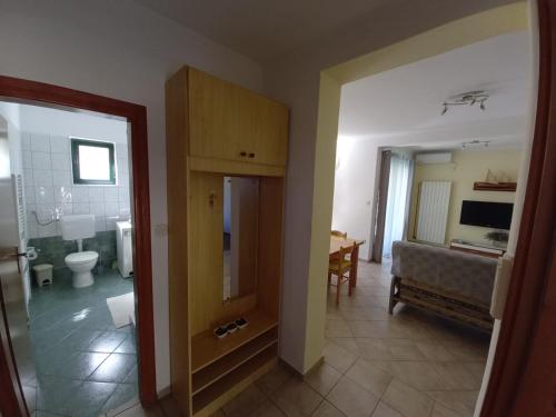 Zimmer mit einem Wohnzimmer und einem Bad in der Unterkunft Ozzy in Biograd na Moru