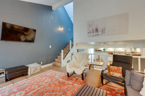 Χώρος καθιστικού στο Chic Angel Fire Condo Walk to Ski Resort!