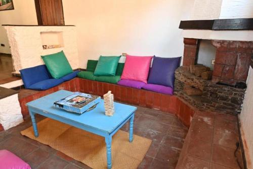 un soggiorno con divano e cuscini colorati di Hostal Natural a Santa Ana