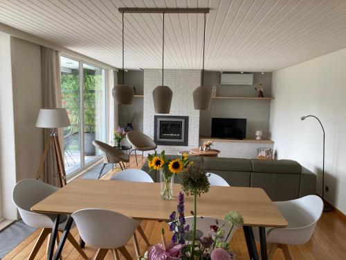 TV a/nebo společenská místnost v ubytování Vakantiewoning De Papendaler