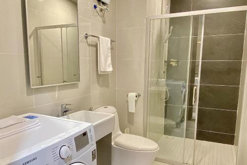 ein Bad mit einer Dusche, einem WC und einem Waschbecken in der Unterkunft Cozy Beach Escape: 2BR Muji Gem in Johor Bahru