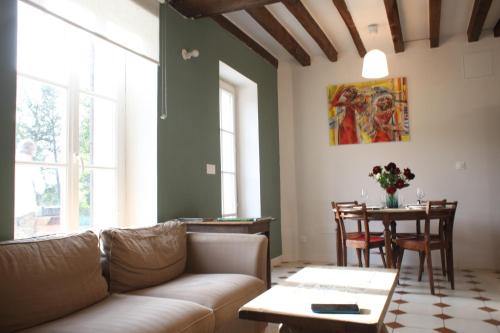 un salon avec un canapé et une table dans l'établissement Fleurs de Brenne Gite, à Neuillé-le-Lierre