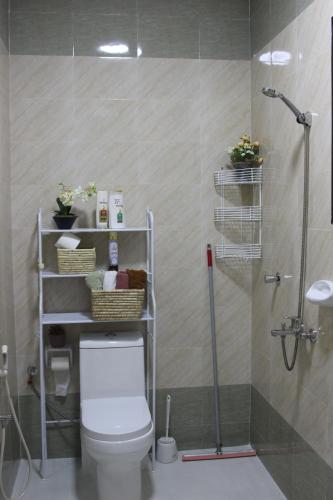 a bathroom with a shower with a toilet and a shower at آماسي و رواسي in Arzāt