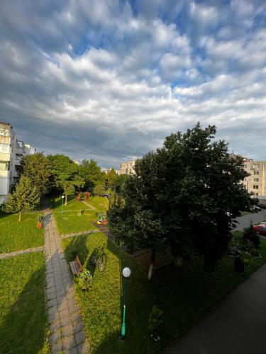 una vista aérea de un parque con árboles y edificios en Your cozy place en Târgu Mureș