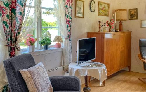 een woonkamer met een tv op een tafel bij Holiday Home Nässjö Nässjö in Nässjö