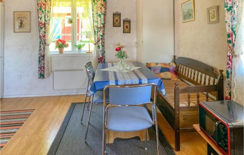 een eetkamer met een tafel en stoelen bij Holiday Home Nässjö Nässjö in Nässjö