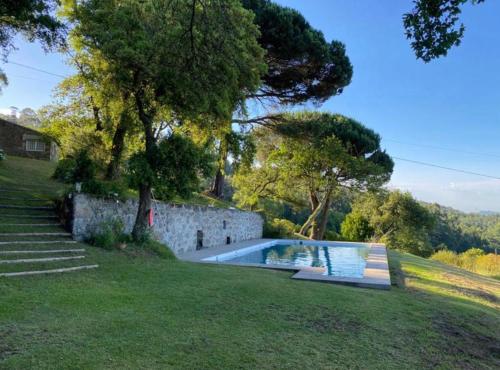a swimming pool in the yard of a house at Casa Mata da Ribeira in Barcelos
