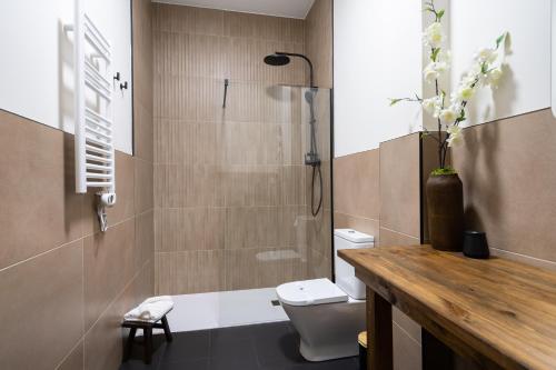 een badkamer met een douche, een toilet en een wastafel bij Apartamento boutique estilo Japonés en El Grao Valencia in Valencia