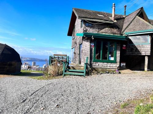 una casa vieja al lado de la carretera en Patagonia Nice View, en Puerto Montt