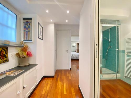 baño con paredes blancas y ducha acristalada en CasaViva - Comfy Central Bilo in Genova, en Génova