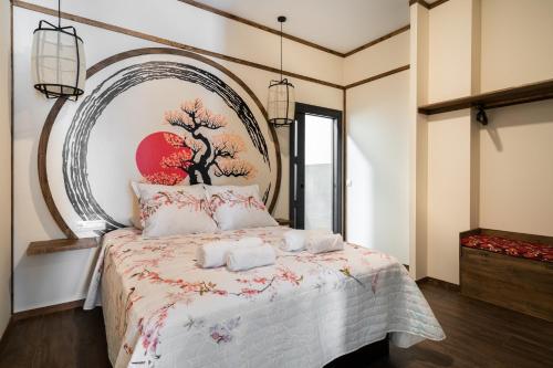 een slaapkamer met een bed met een schilderij aan de muur bij Apartamento boutique estilo Japonés en El Grao Valencia in Valencia