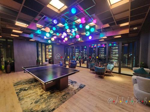 a ping pong table in a room with a ping pong ball at Edge Central Pattaya by JJJ in Pattaya Central