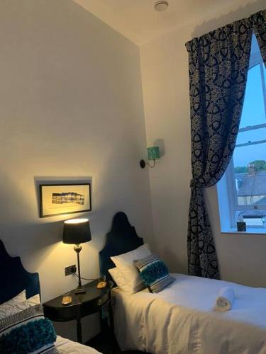 Ένα ή περισσότερα κρεβάτια σε δωμάτιο στο East View House, Stunning Chapel Conversion