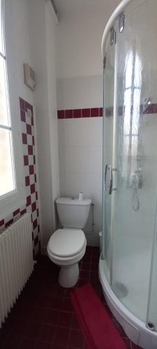 une salle de bain avec toilettes et douche en verre dans l'établissement Villa Capucine - Maison de ville avec jardin dans Vernon-Giverny, à Vernon