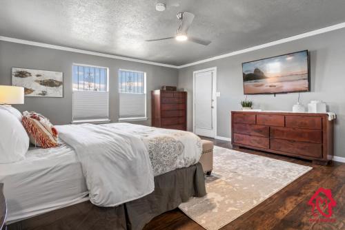um quarto com uma cama, uma cómoda e uma televisão em Casa Bonita - An Irvie Home em Albuquerque