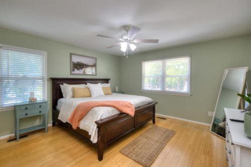 Un dormitorio con una cama y un ventilador de techo. en Livin' The Dream, en Oak Island