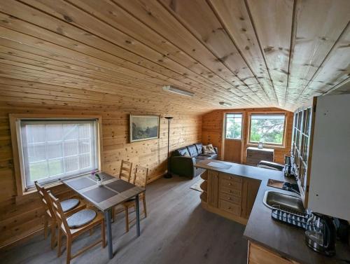 eine Küche und ein Esszimmer in einem Blockhaus in der Unterkunft Hardangerfjord view 2 in Kvam