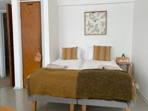 um quarto com uma cama com um cobertor em Aalto Apartments Sunila Honkala 2 em Kotka