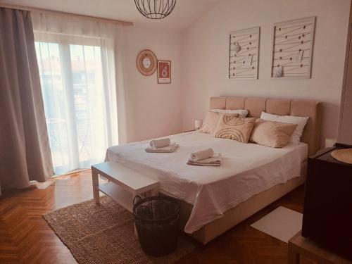 una camera da letto con un grande letto con due asciugamani di Guests house DaLi a Rovigno (Rovinj)