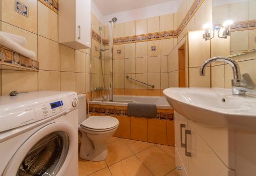 W łazience znajduje się pralka i umywalka. w obiekcie Karpacz4you - Apartamenty z parkingiem - Blisko Szlaków - SKALNY STÓŁ 2,4 h w mieście Karpacz