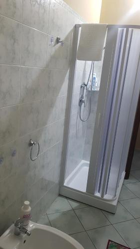 Le Bistrot في Ficarazzi: حمام مع دش ومرحاض ومغسلة