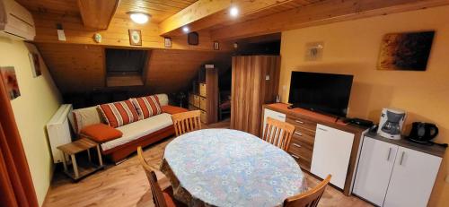 una pequeña sala de estar con mesa y sofá en Apartments Oman en Kranjska Gora