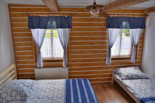 耶齊候比特的住宿－Chalupa U tří soviček.，一间卧室设有两张床和两个窗户。