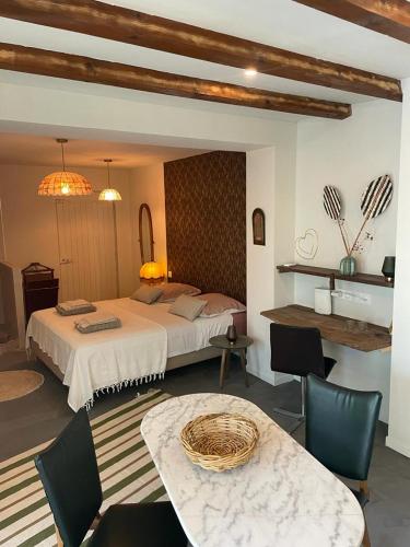 sypialnia z łóżkiem, stołem i krzesłami w obiekcie La Finca w mieście Nîmes
