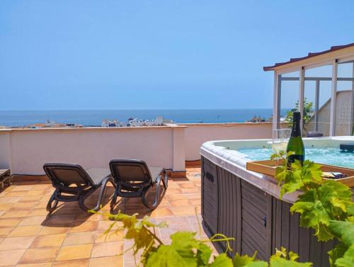 Bazén v ubytování Penthouse with Jacuzzi and spectacular Sea Views nebo v jeho okolí