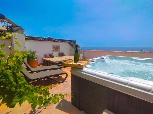 Penthouse with Jacuzzi and spectacular Sea Views