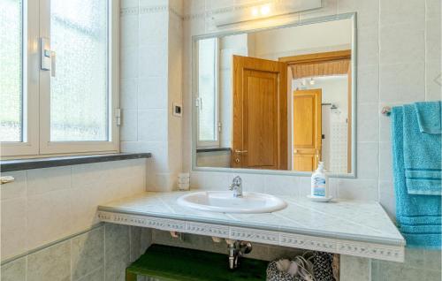 La salle de bains est pourvue d'un lavabo et d'un miroir. dans l'établissement 1 Bedroom Awesome Apartment In Uscio, à Uscio