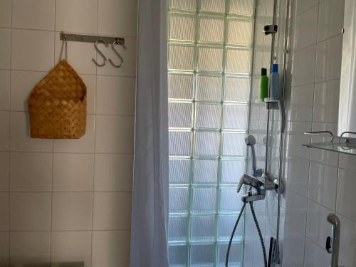uma casa de banho com uma cortina de chuveiro em Aalto Apartments Sunila Honkala 2 em Kotka