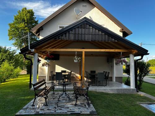 Bangunan di mana terletaknya rumah tamu ini